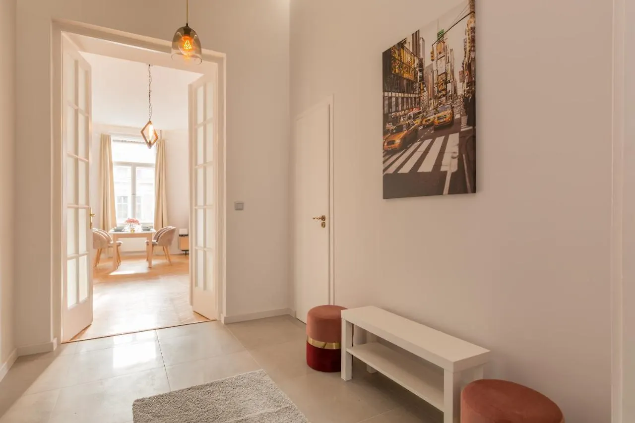 Space And Elegance In The Heart Of Budapeszt Apartament